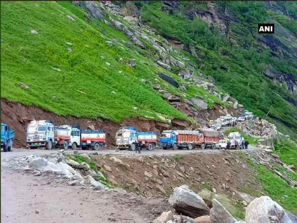 लैंडस्लाइड की वजह से मनाली-लेह हाइवे पर भारी ट्रैफिक जाम लैंडस्लाइड की वजह से मनाली-लेह हाइवे पर भारी ट्रैफिक जाम