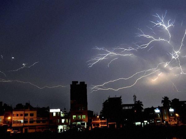पश्चिम बंगाल में बिजली गिरने से 8 लोगों की मौत पश्चिम बंगाल में बिजली गिरने से 8 लोगों की मौत