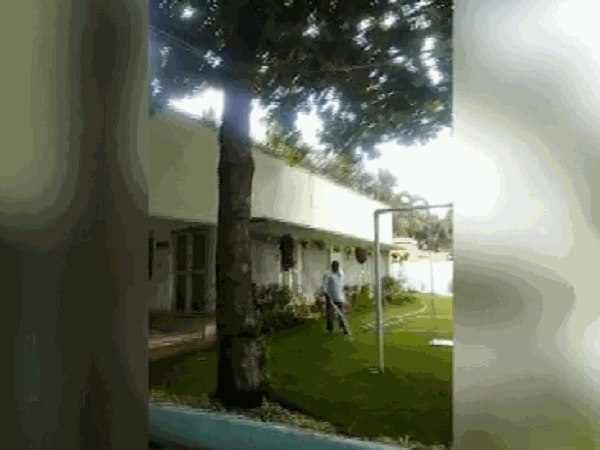 18 पुलिसकर्मी सरकारी घर में काम करते हैं