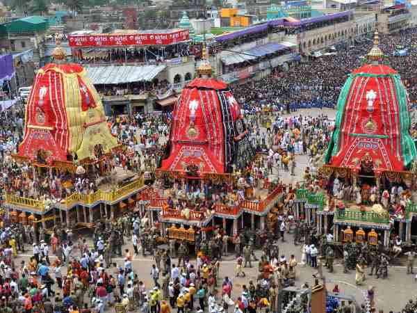 भगवान जगन्नाथ, उनके बड़े भ्राता बलभद्र और भगिनी सुभद्रा....