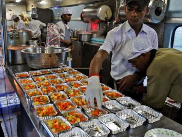ट्रेनों में नोटिस लगाने की तैयारी