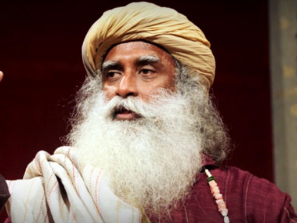 जग्गी वासुदेव अब सिखा रहे हैं योग