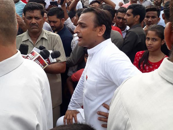 अखिलेश ने क्रिकेट भी खेला