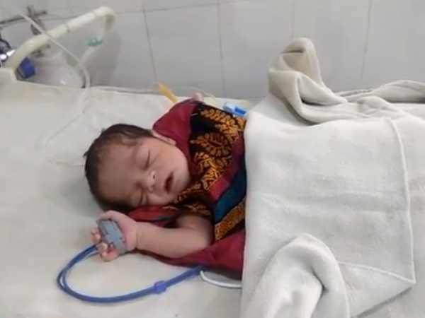 A mother left her daughter on the door of other in Muzaffarnagar A mother left her daughter on the door of other in Muzaffarnagar