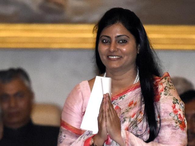 Lapse in security of central minister,three student misbehaves with anupriya patel Lapse in security of central minister,three student misbehaves with anupriya patel
