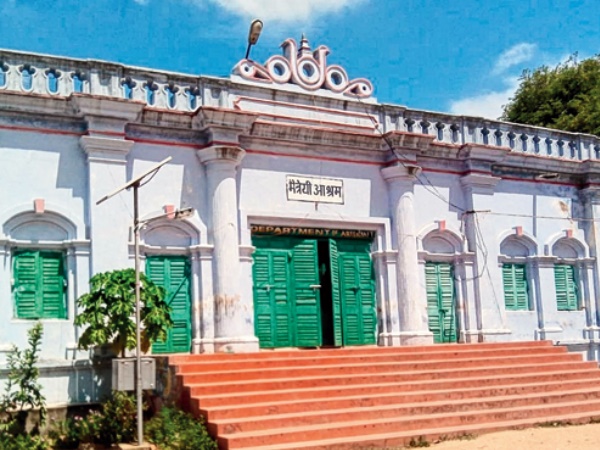 गुरुओं के साथ आश्रम में रहते हैं छात्र