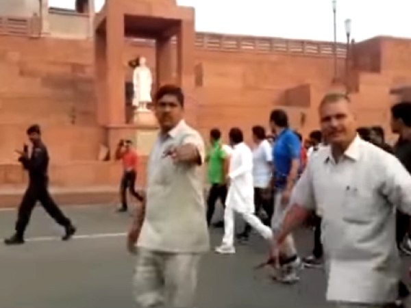 युवाओं के साथ ली सेल्फी