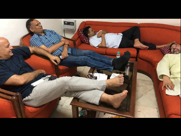 LG आवास पर केजरीवाल कैबिनेट का धरना जारी, सत्येंद्र जैन अनिश्चितकालीन अनशन पर LG आवास पर केजरीवाल कैबिनेट का धरना जारी, सत्येंद्र जैन अनिश्चितकालीन अनशन पर