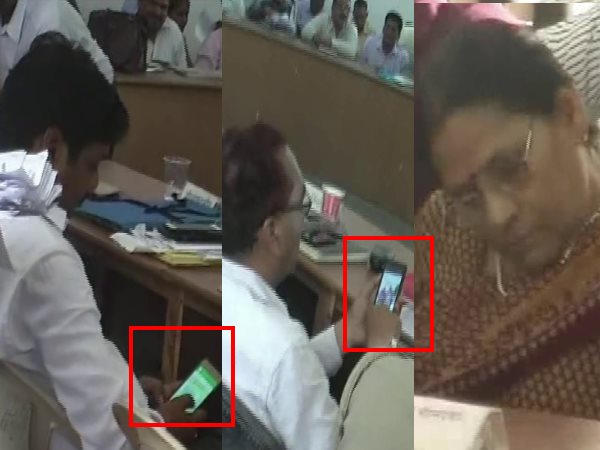 Farrukhabad officers seen using facebook during tahseel diwas Farrukhabad officers seen using facebook during tahseel diwas