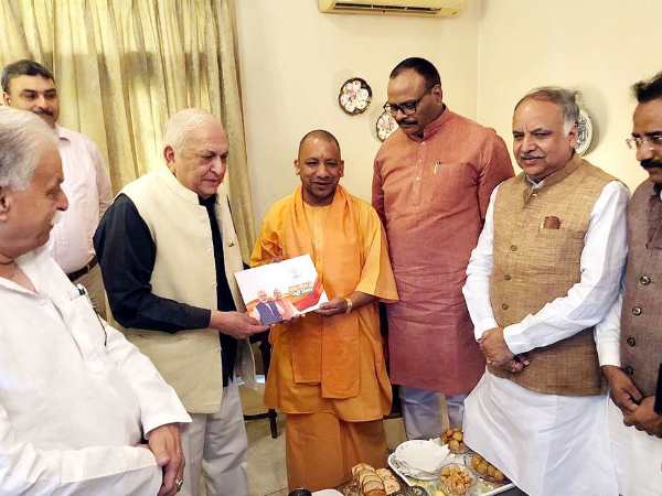 कार्डियोलॉजिस्ट मंसूर हसन से मिले यूपी के CM योगी आदित्यनाथ कार्डियोलॉजिस्ट मंसूर हसन से मिले यूपी के CM योगी आदित्यनाथ