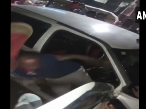woman thrashes an alleged molester with slippers in Agra woman thrashes an alleged molester with slippers in Agra
