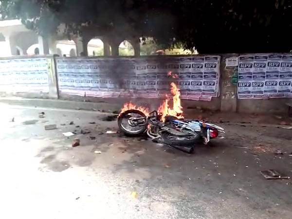 छात्रों को शांत कराने पहुंची पुलिस की जीप फूंकी