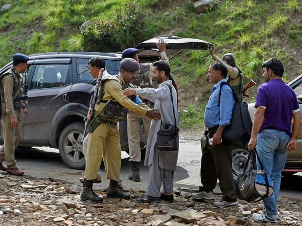 अमरनाथ यात्रा में खलल डाल सकते हैं आतंकी, पुलिस ने केंद्र से मांगे 22 हजार अतिरिक्त जवान अमरनाथ यात्रा में खलल डाल सकते हैं आतंकी, पुलिस ने केंद्र से मांगे 22 हजार अतिरिक्त जवान