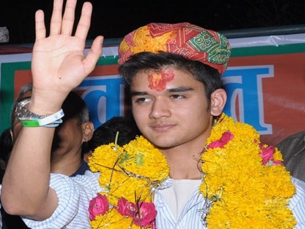 ज्योतिरादित्य के बेटे ने राजनीति में आने के दिए संकेत ज्योतिरादित्य के बेटे ने राजनीति में आने के दिए संकेत