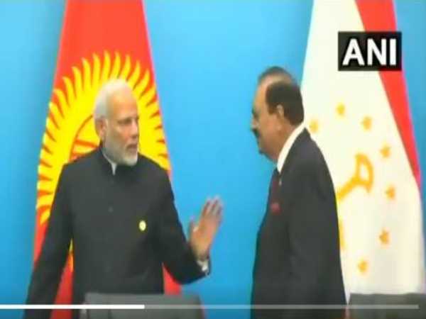 VIDEO:PM ने पाकिस्तान के राष्ट्रपति से हाथ मिलाकर चेताया VIDEO:PM ने पाकिस्तान के राष्ट्रपति से हाथ मिलाकर चेताया