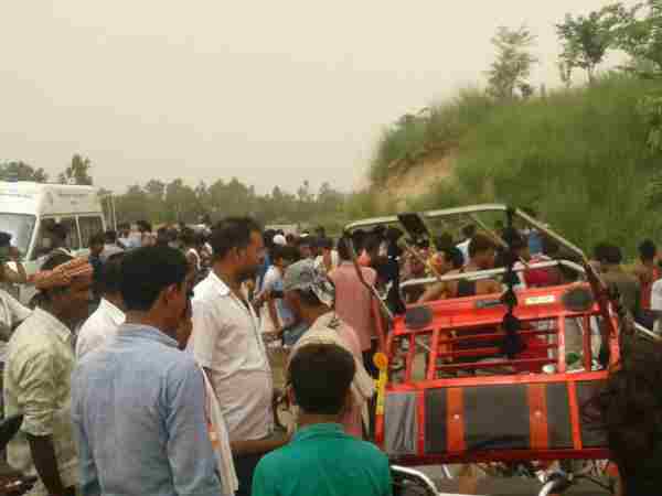 Three people died in accident going to attend a funeral in Bahraich Three people died in accident going to attend a funeral in Bahraich