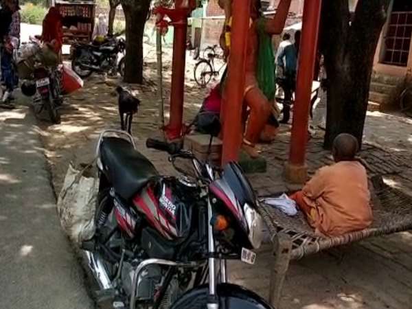 गांववालों ने मंदिर से निकाला, समर्थकों ने फिर से किया अंदर