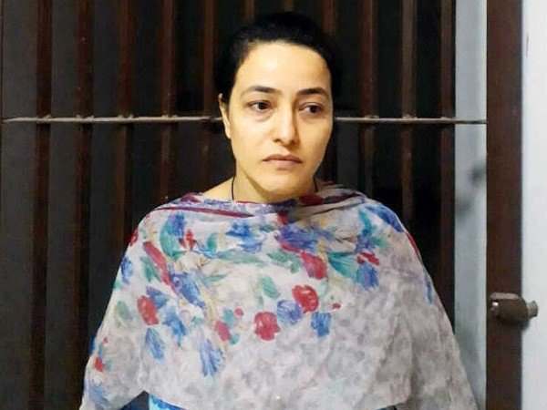नई दिल्ली। बीते साल अगस्त में हरियाणा के पंचकूला में हिंसा फैलाने की आरोपी हनीप्रीत की जमानत याचिका सेशन कोर्ट ने कारिज कर दी है। डेरा सच्चा सौदा प्रमुख गुरमीत राम रहीम की करीबी हनीप्रीत ने मामले में खुद के महिला होने और दूसरे आरोपियों को जमानत मिलने के आधार पर राहत मांगी थी लेकिन पुलिस ने उसकी जमानत का विरोध किया और कोर्ट ने उसे जमानत नहीं दी। बीते साल 25 अगस्त को गुरमीत राम रहीम को बलात्कार मामले में दोषी पाए जाने के बाद पंचकूला में भारी हिंसा हुई थी। इस मामले में पुलिस ने हनीप्रीत को आरोपी बनाया है। हनीप्रीत ने पिछली सुनवाई में कुद के महिला होने की बात कहते हुए हिंसा में हाथ होने से इंकार किया था। हनीप्रीत ने याचिका में कहा है कि 25 अगस्त 2017 को पंचकूला में जब हिंसा हो रही थी, तो मैं डेरा प्रमुख गुरमीत के साथ अदालत में थी। डेरा प्रमुख को दोषी ठहराए जाने के बाद मैं उनके साथ ही पंचकूला से सीधे सुनारिया जेल रोहतक गई। हिंसा में कोई हाथ ना होने के बावजूद 245 दिनों से जेल में बंद हूं। ऐसे में मुझे जमानत दी जाए। हनीप्रीत के वकील ने दलील दी कि इस मामले में एफआईआर नंबर 345 के दूसरे 15 आरोपितों को जमानत मिल चुकी है और हनीप्रीत से पुलिस ने कोई ऐसी बरामदगी नहीं की जो हिंसा में उसके शामिल होने को साबित करता हो, ऐसे में उसे जेल में बंद रखने का कोई मतलब नहीं बनता। हनीप्रीत के वकील की दलील को कोर्ट ने नहीं माना। नई दिल्ली। बीते साल अगस्त में हरियाणा के पंचकूला में हिंसा फैलाने की आरोपी हनीप्रीत की जमानत याचिका सेशन कोर्ट ने कारिज कर दी है। डेरा सच्चा सौदा प्रमुख गुरमीत राम रहीम की करीबी हनीप्रीत ने मामले में खुद के महिला होने और दूसरे आरोपियों को जमानत मिलने के आधार पर राहत मांगी थी लेकिन पुलिस ने उसकी जमानत का विरोध किया और कोर्ट ने उसे जमानत नहीं दी। बीते साल 25 अगस्त को गुरमीत राम रहीम को बलात्कार मामले में दोषी पाए जाने के बाद पंचकूला में भारी हिंसा हुई थी। इस मामले में पुलिस ने हनीप्रीत को आरोपी बनाया है। हनीप्रीत ने पिछली सुनवाई में कुद के महिला होने की बात कहते हुए हिंसा में हाथ होने से इंकार किया था। हनीप्रीत ने याचिका में कहा है कि 25 अगस्त 2017 को पंचकूला में जब हिंसा हो रही थी, तो मैं डेरा प्रमुख गुरमीत के साथ अदालत में थी। डेरा प्रमुख को दोषी ठहराए जाने के बाद मैं उनके साथ ही पंचकूला से सीधे सुनारिया जेल रोहतक गई। हिंसा में कोई हाथ ना होने के बावजूद 245 दिनों से जेल में बंद हूं। ऐसे में मुझे जमानत दी जाए। हनीप्रीत के वकील ने दलील दी कि इस मामले में एफआईआर नंबर 345 के दूसरे 15 आरोपितों को जमानत मिल चुकी है और हनीप्रीत से पुलिस ने कोई ऐसी बरामदगी नहीं की जो हिंसा में उसके शामिल होने को साबित करता हो, ऐसे में उसे जेल में बंद रखने का कोई मतलब नहीं बनता। हनीप्रीत के वकील की दलील को कोर्ट ने नहीं माना।