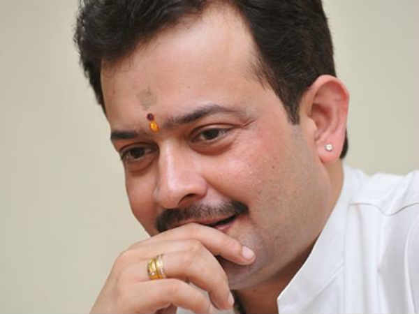 सार्वजनिक जीवन से संन्यास की घोषणा कर चुके थे