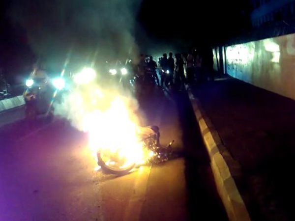 lucknow bike turns into fireball within seconds watch video lucknow bike turns into fireball within seconds watch video