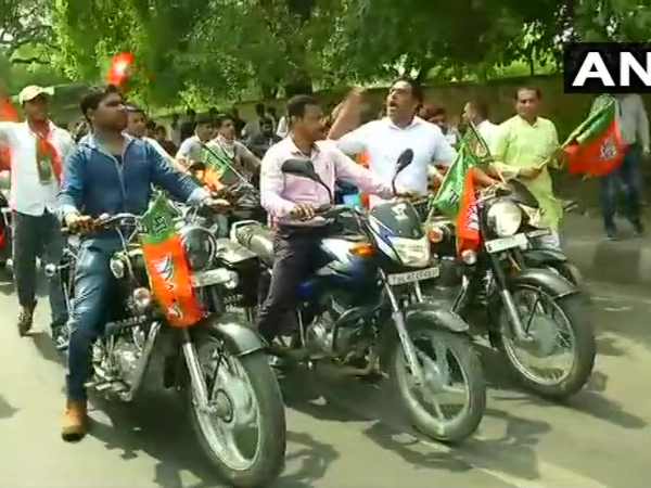 चंद लोगों के पास थे हेलमेट
