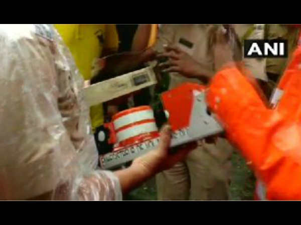 मुंबई विमान हादसा: चार्टर्ड प्लेन का ब्लैक बॉक्स मिला, 5 लोगों की हुई थी मौत मुंबई विमान हादसा: चार्टर्ड प्लेन का ब्लैक बॉक्स मिला, 5 लोगों की हुई थी मौत
