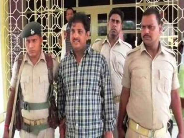 aurangabad vigilance department arrested one officer and a clerk receiving bribe red handed aurangabad vigilance department arrested one officer and a clerk receiving bribe red handed