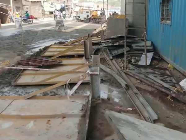 Plates of flyover fell in Varanasi Plates of flyover fell in Varanasi