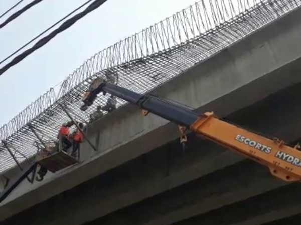 Plates of flyover fell in Varanasi Plates of flyover fell in Varanasi