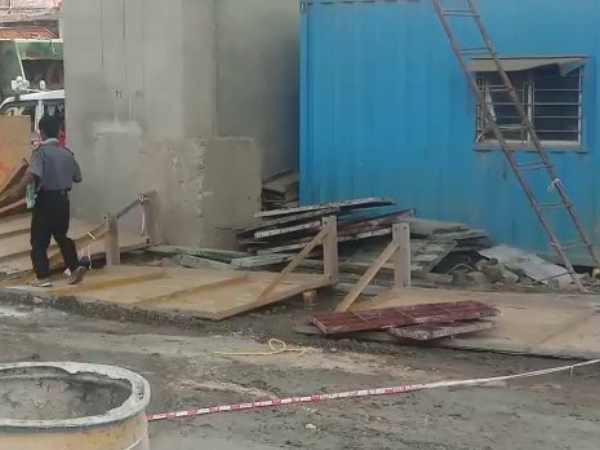 Plates of flyover fell in Varanasi Plates of flyover fell in Varanasi