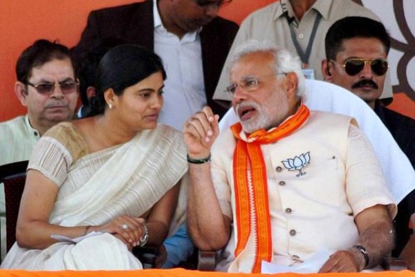 Lapse in security of central minister,three student misbehaves with anupriya patel Lapse in security of central minister,three student misbehaves with anupriya patel