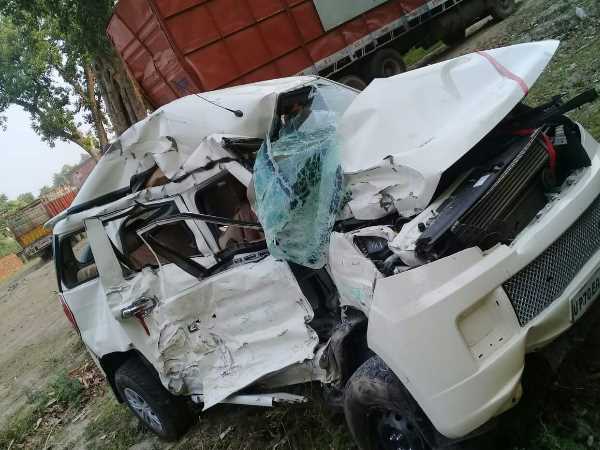 उड़ गए कार के परखच्चे