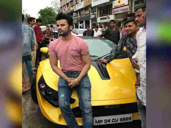 A man using his 70 lakhs car for dumping garbage A man using his 70 lakhs car for dumping garbage