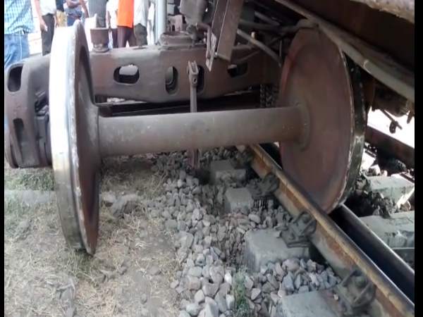 shahjahanpur 2 coaches of goods train derailed shahjahanpur 2 coaches of goods train derailed
