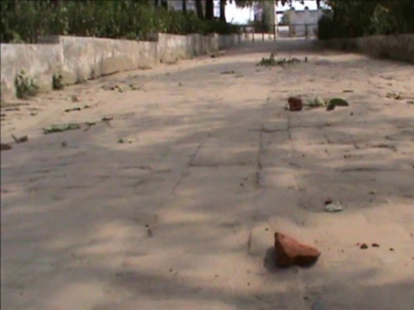 बिखरे पड़े रहे ईंट पत्थर, पेड़ से तोड़े डंडे