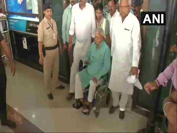 Bihar: RJD Chief & fodder scam convict lalu yadav returned to Patna from Mumbai Bihar: RJD Chief & fodder scam convict lalu yadav returned to Patna from Mumbai