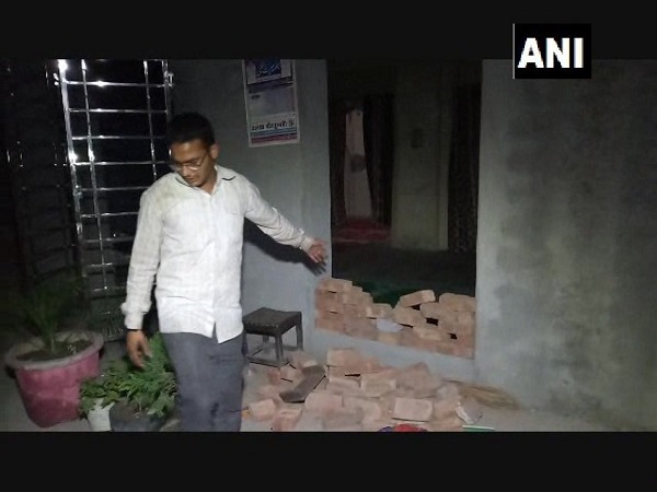 नमाज के दौरान अचानक कुछ लोग मस्जिद में घुस आये थे