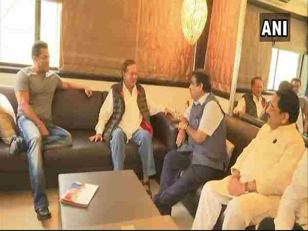 Mumbai: Union Minister Nitin Gadkari meets Salim Khan as part of Sampark for Samarthan initiative Mumbai: Union Minister Nitin Gadkari meets Salim Khan as part of Sampark for Samarthan initiative