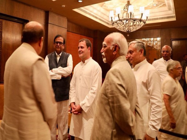 राहुल गांधी ने दी इफ्तार पार्टी