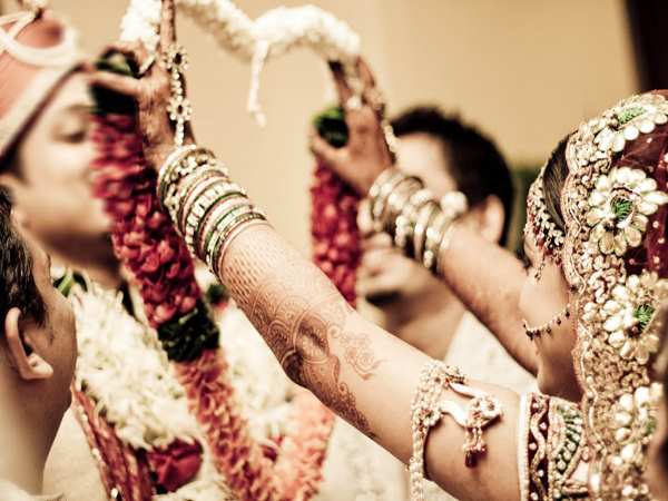 प्रेमी के साथ थीं दुल्हन की तस्वीरें