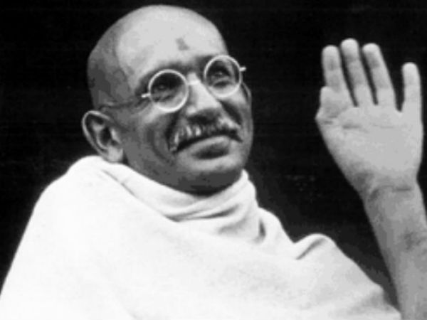 गोरों ने जबरदस्ती गांधी जो को पीटरमारिट्जबर्ग स्टेशन पर उतार दिया
