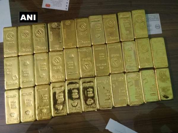 10 करोड़ से ज्यादा के सोने के बिस्किट के साथ 3 शख्स गिरफ्तार 10 करोड़ से ज्यादा के सोने के बिस्किट के साथ 3 शख्स गिरफ्तार