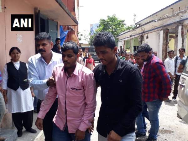 10 करोड़ से ज्यादा के सोने के बिस्किट के साथ 3 शख्स गिरफ्तार 10 करोड़ से ज्यादा के सोने के बिस्किट के साथ 3 शख्स गिरफ्तार