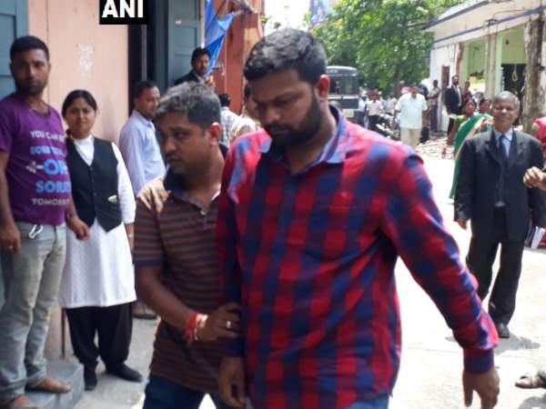 10 करोड़ से ज्यादा के सोने के बिस्किट के साथ 3 शख्स गिरफ्तार 10 करोड़ से ज्यादा के सोने के बिस्किट के साथ 3 शख्स गिरफ्तार
