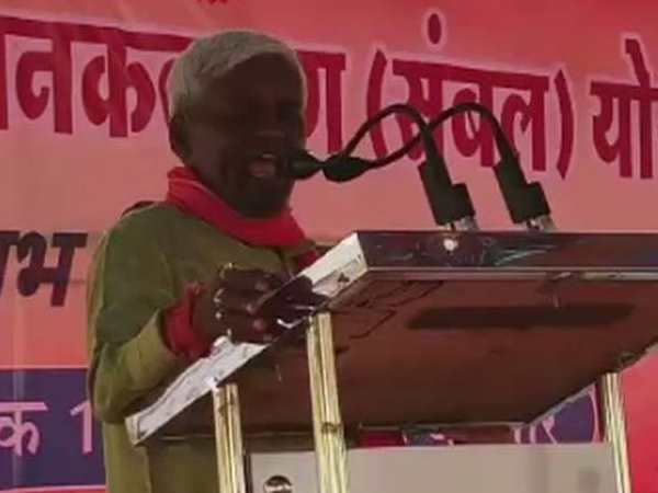 पहले भी दे चुके हैं महिलाओं को ज्ञान