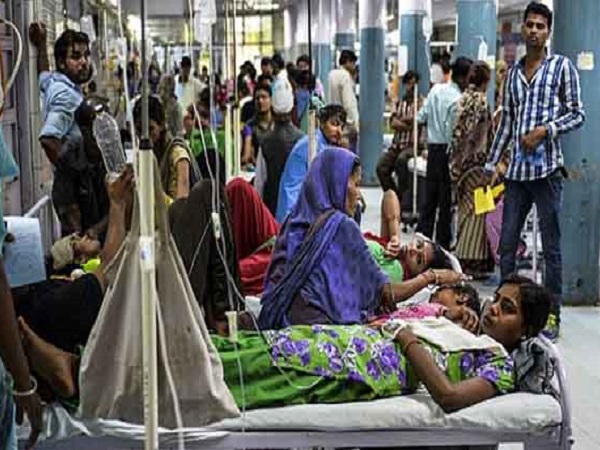 बीमारियों के इलाज में पैसे खर्च कर गरीब हो रही देश की बड़ी आबादी
