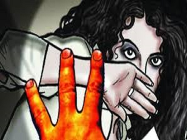 स्थानीय युवकों ने की छेड़छाड़