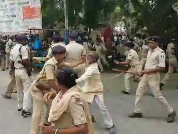 police lathicharge on Flood victims in katihar police lathicharge on Flood victims in katihar