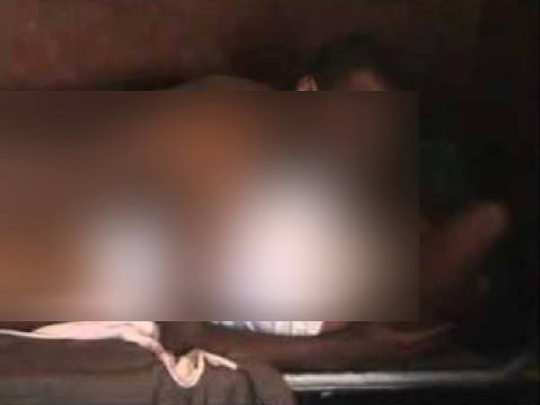 आपस में फंसे प्रेमी और मकान मालकिन प्रेमिका