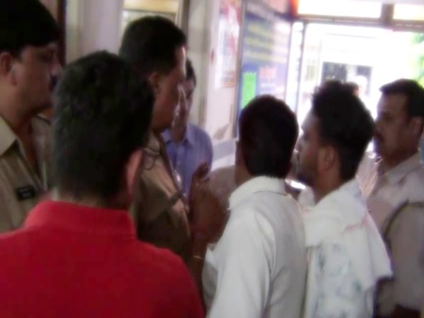 हंगामे की सूचना पर पहुंची पुलिस